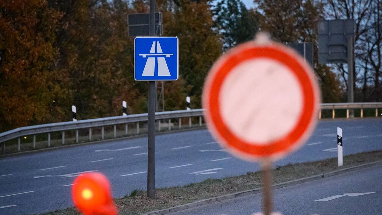 Pendler, Reisende und der Güterverkehr müssen sich ab Mitte November auf mehrtägige Sperrungen der A1 einstellen. | © Jonas Walzberg/dpa