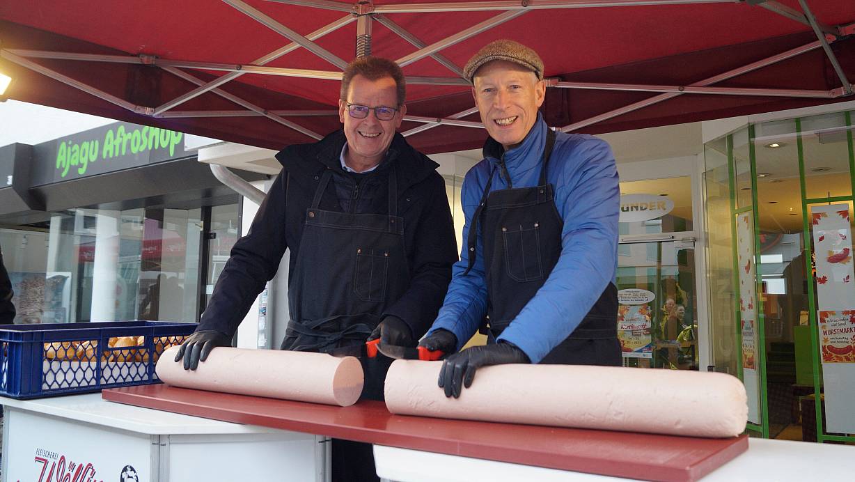 Es kann los gehen mit dem traditionellen Anschnitt der Riesenwurst, Thomas Holle und Frank Haberbosch sind bereit - der Bürgermeister hat auch zehn Jahre dafür trainiert. | © Kerstin Tirre