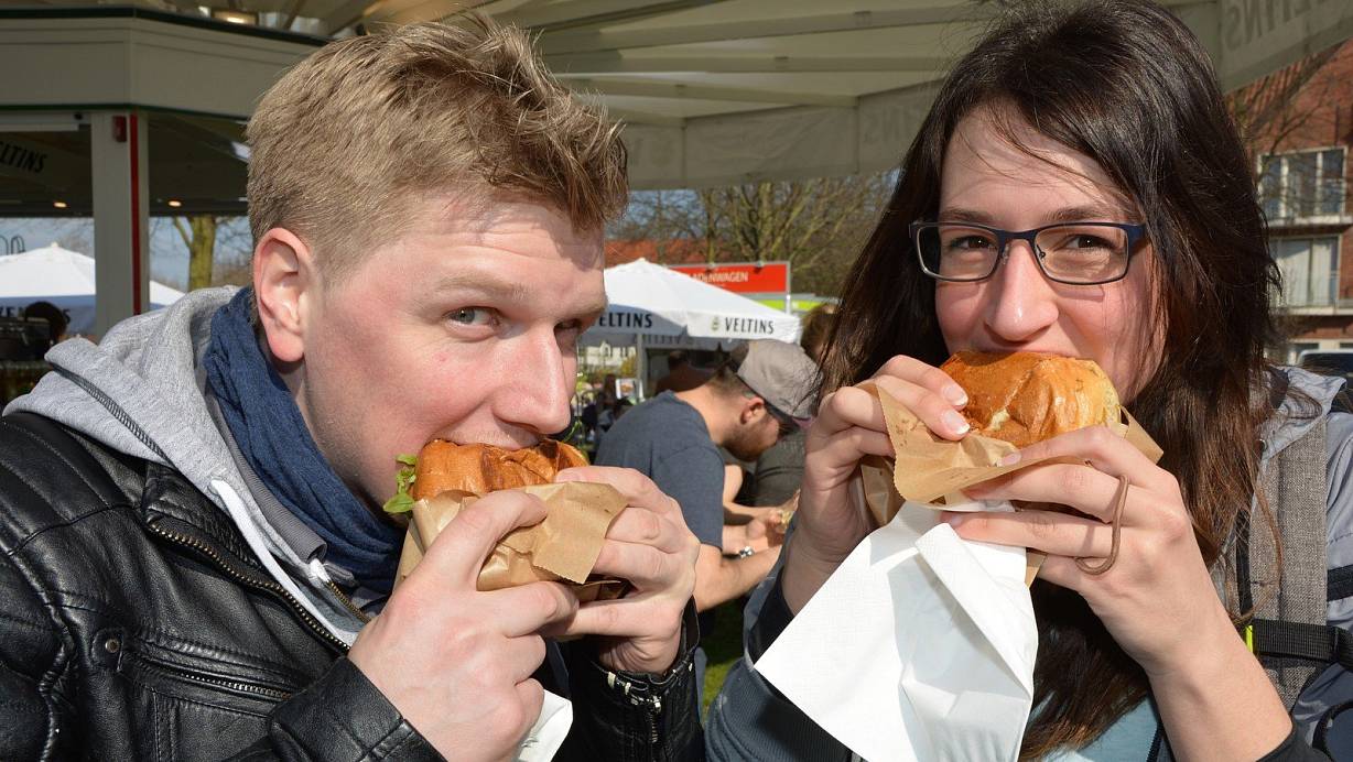 Sebastian Möller und Manuela Werneke haben sich für einen "Classic-Burger" entschieden. | © Karin Prignitz