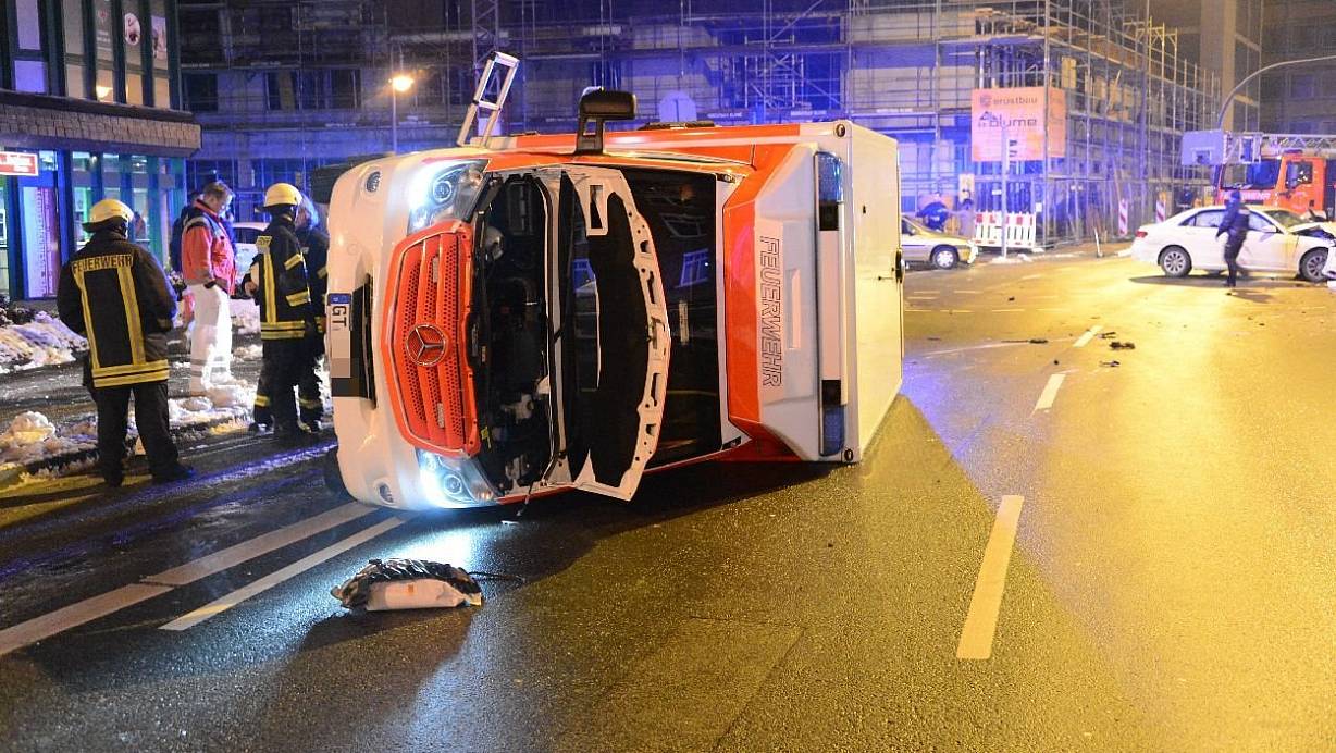 Auf die Seite gestürzt: Dieser Rettungswagen war zuvor mit einem Taxi zusammengestoßen und dadurch auf die Seite gestürzt. Zwei Menschen wurden bei dem Unfall verletzt. | © FOTO: ANDREAS EICKHOFF