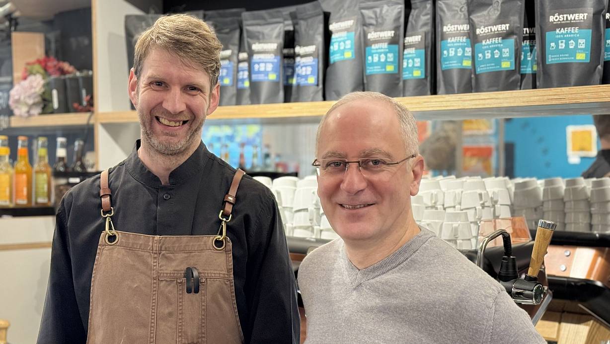 David Turac (rechts, hier mit Mitarbeiter Patrick Schmidt) leitet seit April 2024 das Café Röstwert. Zum 1. August 2026 ist er der neue Betreiber. | © Wertkreis/Steffen Gerz