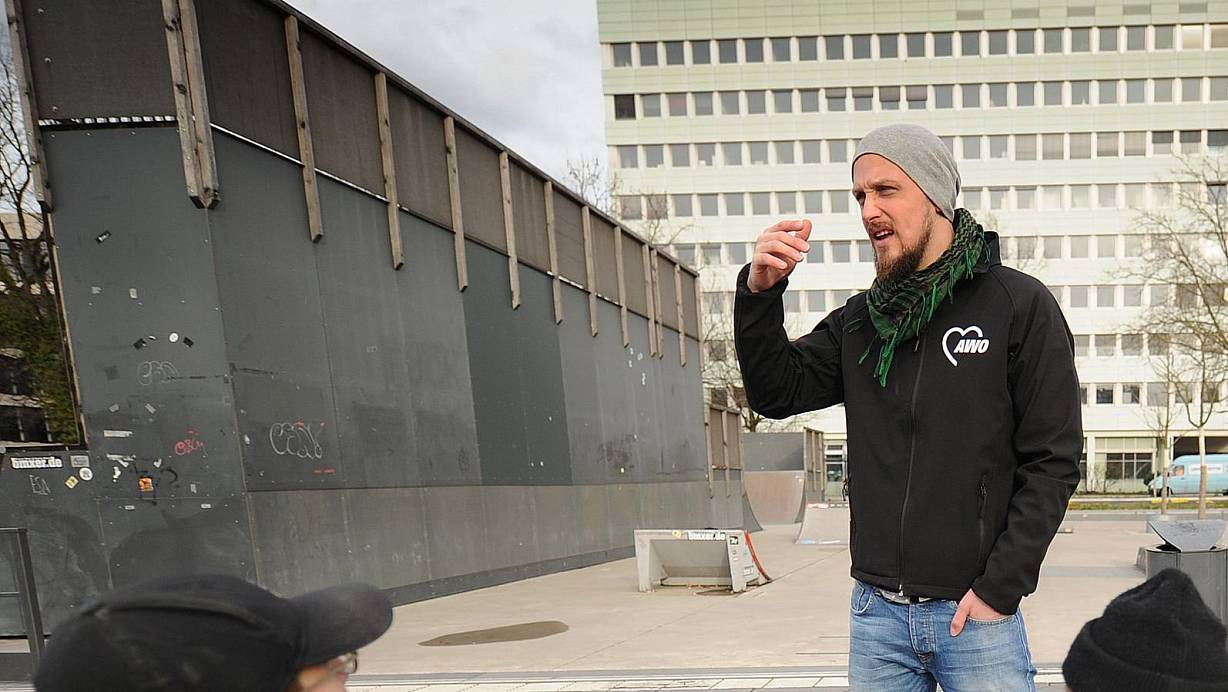 Björn Behr im Gespräch mit Kesselbrink-Besuchern. | © Andreas Frücht