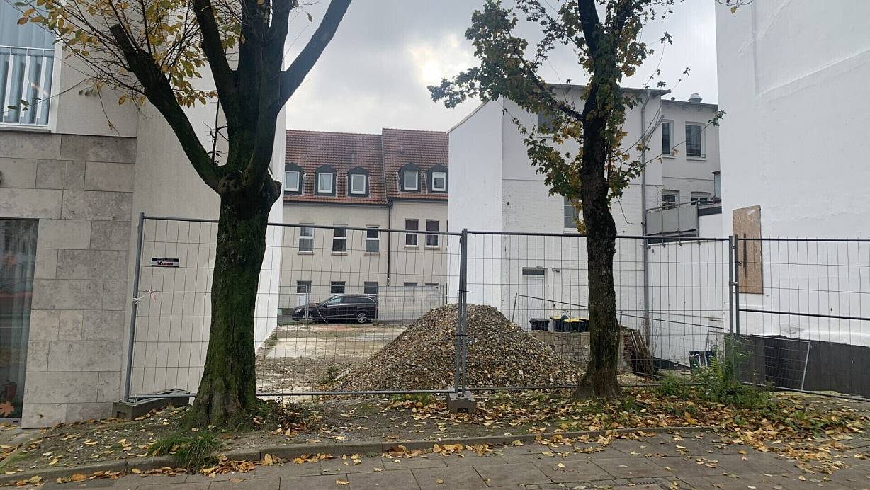 Hingucker, an dem täglich Tausende vorbeifahren: Die Baulücke vom Oberntorwall aus gesehen. | © Ivonne Michel