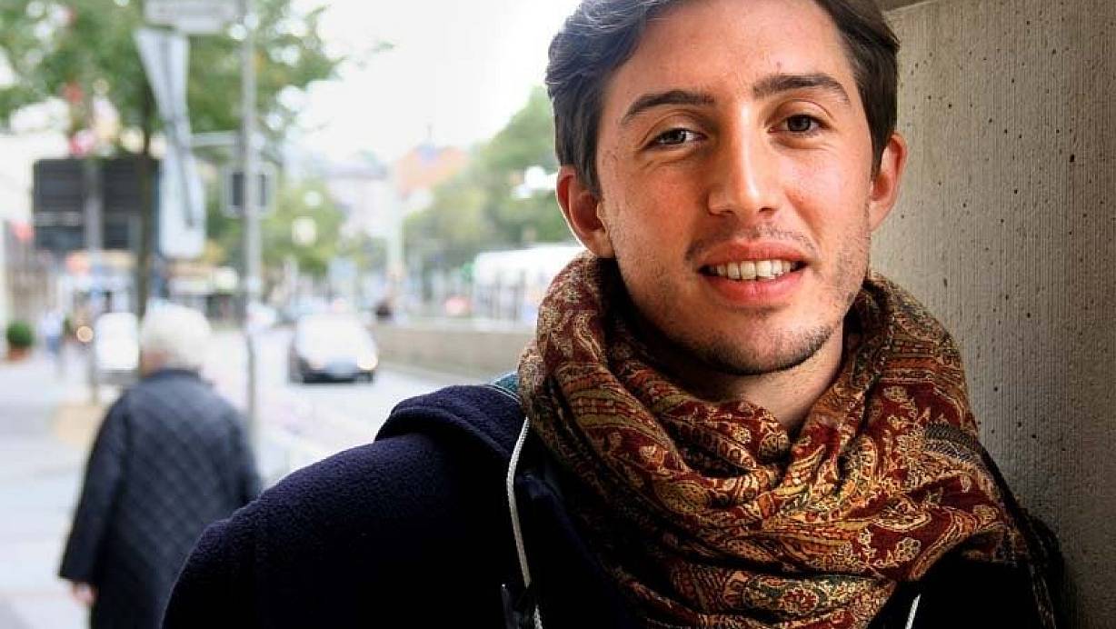 "Es ist recht teuer, in Bielefeld feiern zu gehen", sagt der Schauspieler Anton Pleva. | © FOTO: DOMINIK LENZE