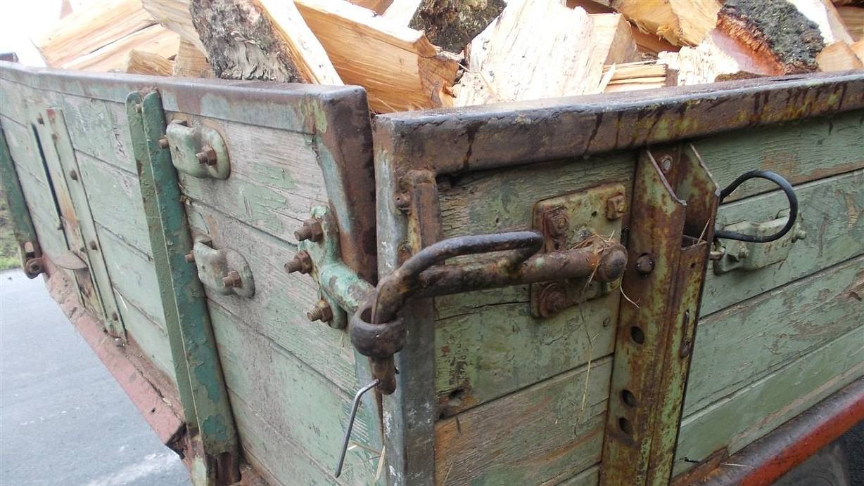 Auch der Anhänger des Treckergespanns war verkehrsunsicher. | © Polizei Minden-Lübbecke