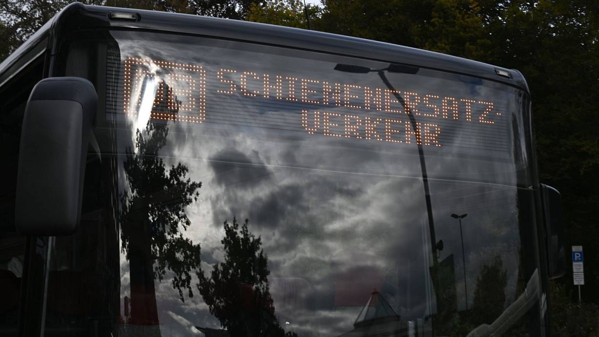 Die Gemeinde Altenbeken kritisiert die aus ihrer Sicht unzureichende Organisation des Schienenersatzverkehrs (SEV) durch die Deutsche Bahn. | © Bernd Weißbrod/dpa