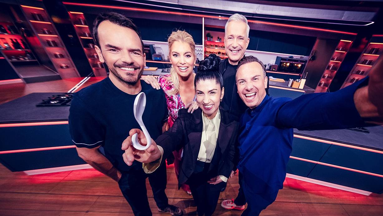 Das Team der aktuellen "The Taste"-Staffel: Koch Steffen Henssler (v.l.), Moderatorin, Angelina Kirsch, Köchin Elif Oskan, Koch Alexander Herrmann und Koch Tim Raue.<br />Copyright: Joyn /Benedikt Müller;
Fotograf: Benedikt Müller;
Bildredakteur: Isabella Toennes;
Dateiname: 3192362.jpg;
Rechtehinweis: Dieses Bild darf honorarfrei für redaktionelle Zwecke und nur im Rahmen der Programmankündigung verwendet werden. Andere Veröffentlichungen sind nur nach Rücksprache und ausdrücklicher Genehmigung der Seven.One Entertainment Group GmbH möglich. Nicht für EPG! Verwendung nur mit vollständigem Copyrightvermerk. Das Foto darf nicht verändert, bearbeitet und nur im Ganzen verwendet werden. Es darf nicht archiviert werden. Es darf nicht an Dritte weitergeleitet werden. Aneinanderreihung/Zusammenlegung/Kopplung von Bildern zum Zweck der Erstellung von Slide-Shows o.ä. nicht gestattet; Verbindung/Einfügen/Anfügen von Werbung nicht gestattet. Das Bild kann KI generierte Elemente enthalten.<br />Bei Fragen: foto@seven.one<br />Voraussetzung für die Verwendung dieser Programmdaten ist die Zustimmung zu den Allgemeinen Geschäftsbedingungen der Presselounges der Sender der Seven.One Entertainment Group GmbH. / Weiterer Text über ots und www.presseportal.de/nr/6708 / Die Verwendung dieses Bildes für redaktionelle Zwecke ist unter Beachtung aller mitgeteilten Nutzungsbedingungen zulässig und dann auch honorarfrei. Veröffentlichung ausschließlich mit Bildrechte-Hinweis. | © SAT.1