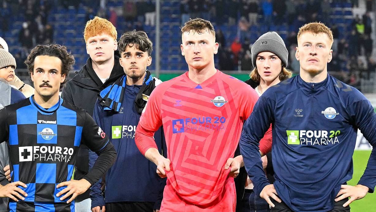 Die SCP-Spieler um Torwart Markus Schubert (rotes Trikot) werden nach dem Abpfiff von den Fans gefeiert, doch die Enttäuschung über das Pokal-Aus ist offensichtlich. | © IMAGO/Ulrich Hufnagel