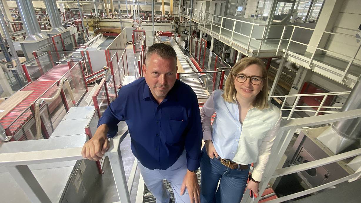 Hélène Bangert und Martin Schockwitz beim Rundgang durch das Unternehmen. | © Dirk Windmöller