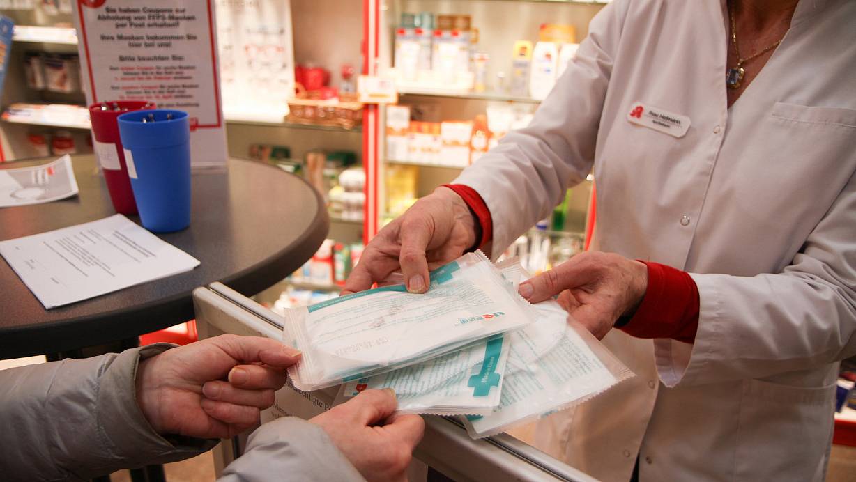 Sobald die Gutscheine der Krankenkassen vorliegen, haben Risikopatienten wieder Anspruch auf FFP2-Masken. | © picture alliance