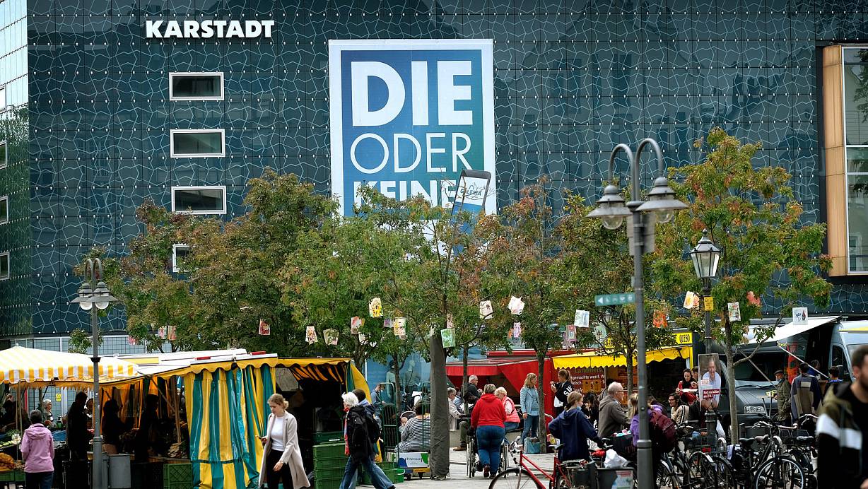 Donnerstags-Wochenmarkt vor der Karstadt-Fassade: Wie lange wird es diese Kulisse noch geben? Ende Januar wird das Haus schließen, womöglich sogar etwas früher. Viele, auch der Gütersloher Einzelhandelssprecher, erkennen darin aber auch eine Chance | © Andreas Frücht