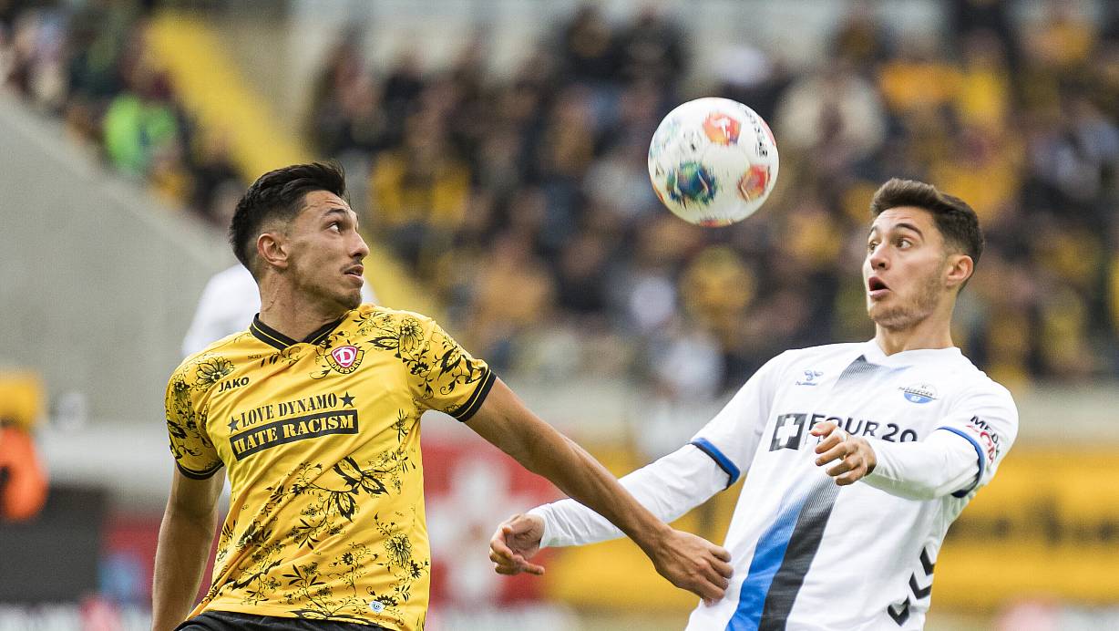 Paderborns Angreifer Stefano Marino (rechts) kam erst in der Schlussphase ins Spiel. Hier gewinnt er ein Kopfballduell gegen Dresdens Claudio Kammerknecht. | © picture alliance / Foto Huebner