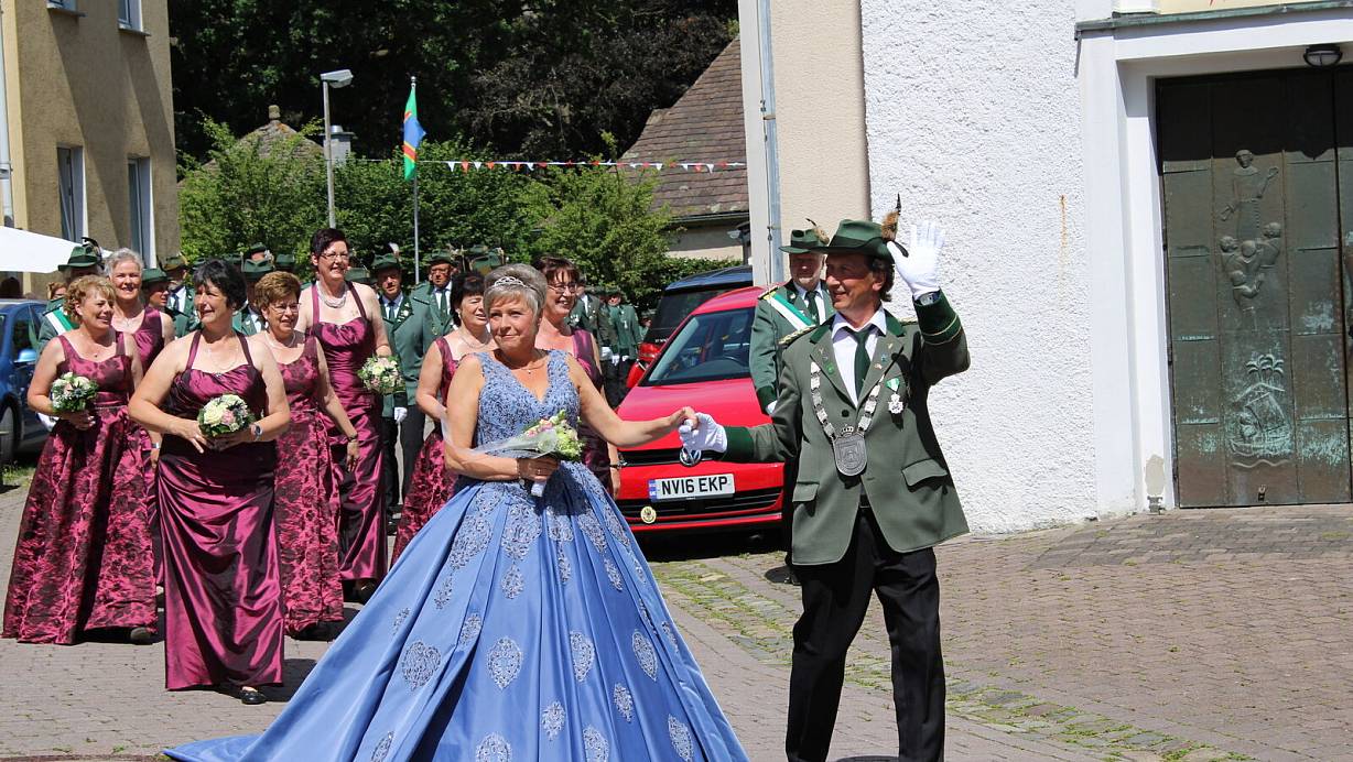 Beim großen Fest des Heimatschutzvereins Himmighausen stand das Königspaar Margit und Peter Süper im Mittelpunkt | © Fynn Müller