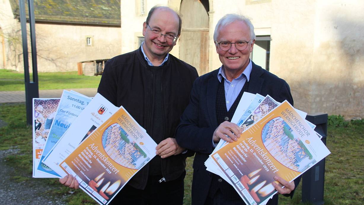 Hans Hermann Jansen (l.), künstlerischer Leiter in der Abtei Marienmünster, und Robert Klocker, Bürgermeister der Stadt Marienmünster und Vorstandsmitglied der Kulturstiftung, präsentieren einige Highlights des Programms in der Abtei. | © Alexander Graßhoff