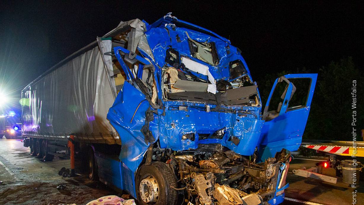 Der Fahrer dieses Lkw wurde bei den Unfall schwer eingeklemmt und lebensgefährlich verletzt. Es war der zweite schwere Lkw-Unfall innerhalb von sieben Tagen. Fotos: Feuerwehr Porta/Michael Horst |