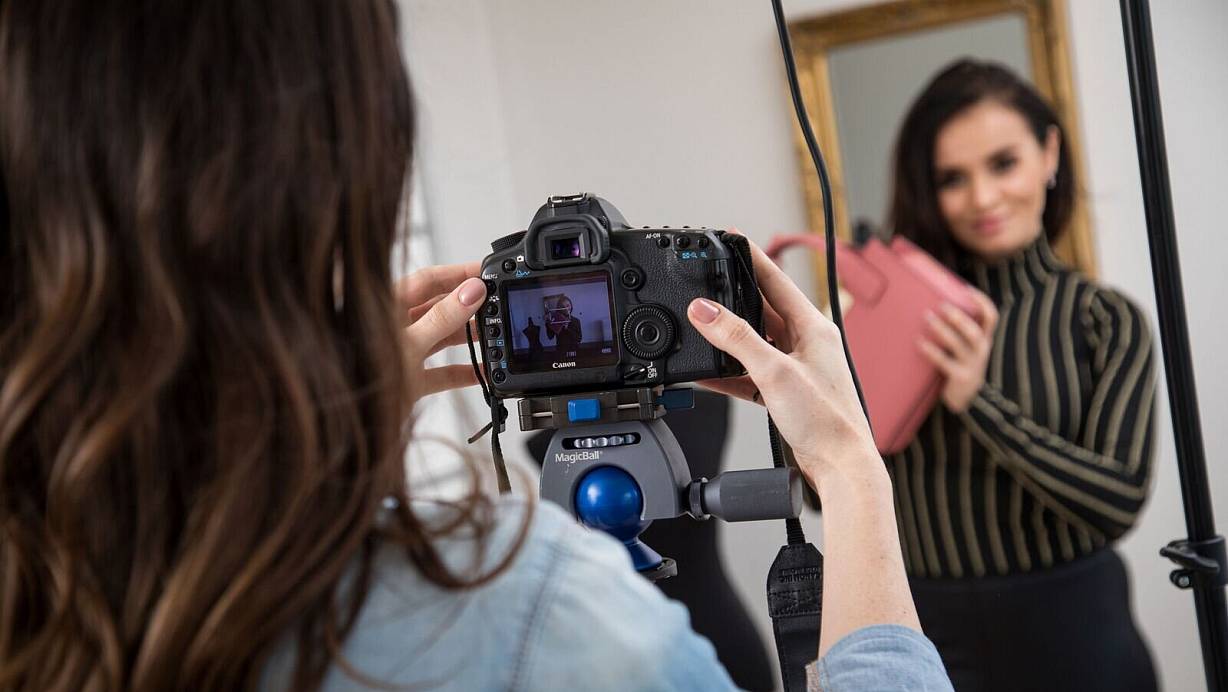 Influencer müssen künftig nicht mehr jeden Post als Werbung kennzeichnen, der Produkte bewirbt. | © picture alliance / dpa Themendienst