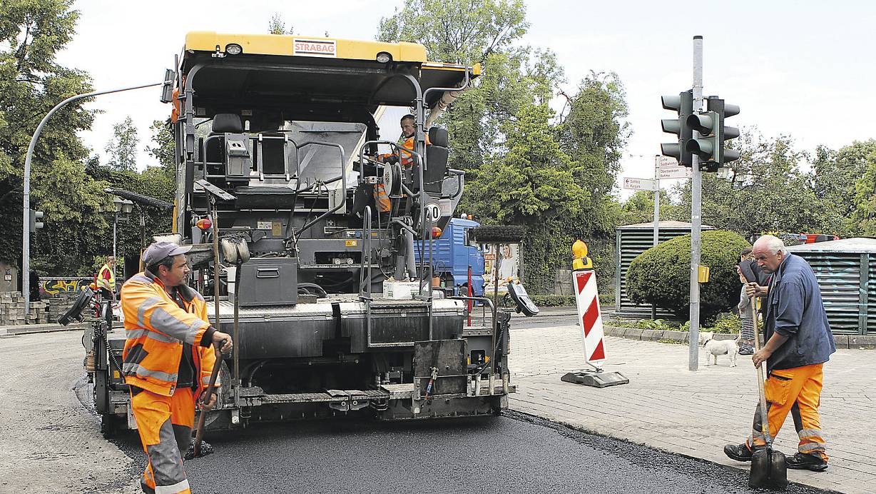 Ein Asphaltfertiger des Herstellers Vögele - hier ein ähnliches Modell im Einsatz am Bad Oeynhausener Bahnhof - wurde zum Ziel von Langfingern. | © Nicole Sielermann