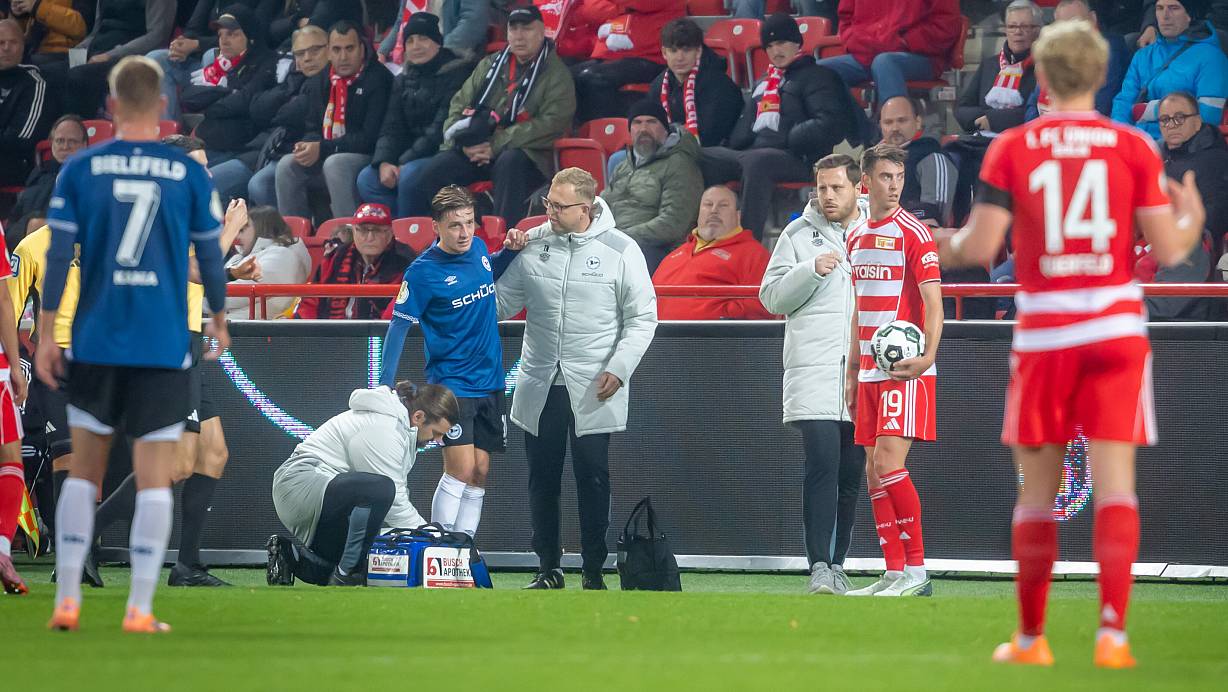 Arminias Physiotherapeut Michael Schweika kümmert sich um die lädierte Achillesferse von Marvin Mehlem. | © Sarah Jonek