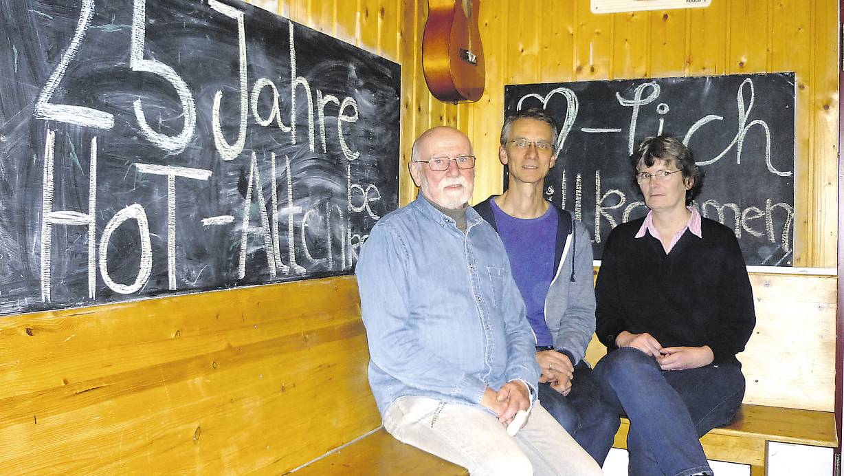 Immer ein offenes Ohr: (v. l.) Der ehemaliger Pfarrer Richard Pothmann, Leiter des HoT Altenbeken Wolfgang Dehlinger und Pfarrerin Katrin Elhaus hoffen, dass das Haus der offenen Tür auch in Zukunft noch vielen Kindern und Jugendlichen als eine Art zweites Zuhause dient. | © Daniel Quick