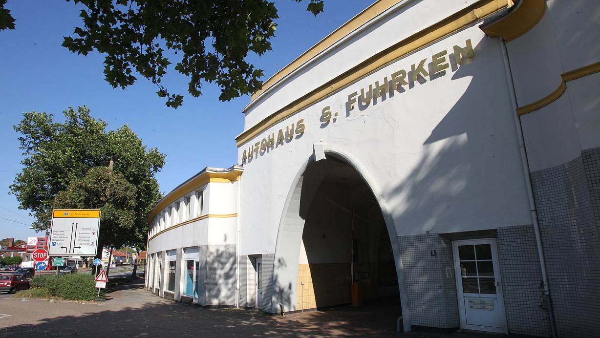 Im Innenhof des Autohauses Fuhrken ist am Donnerstagmorgen schwer verletzt gefunden worden. | © Peter Steinert