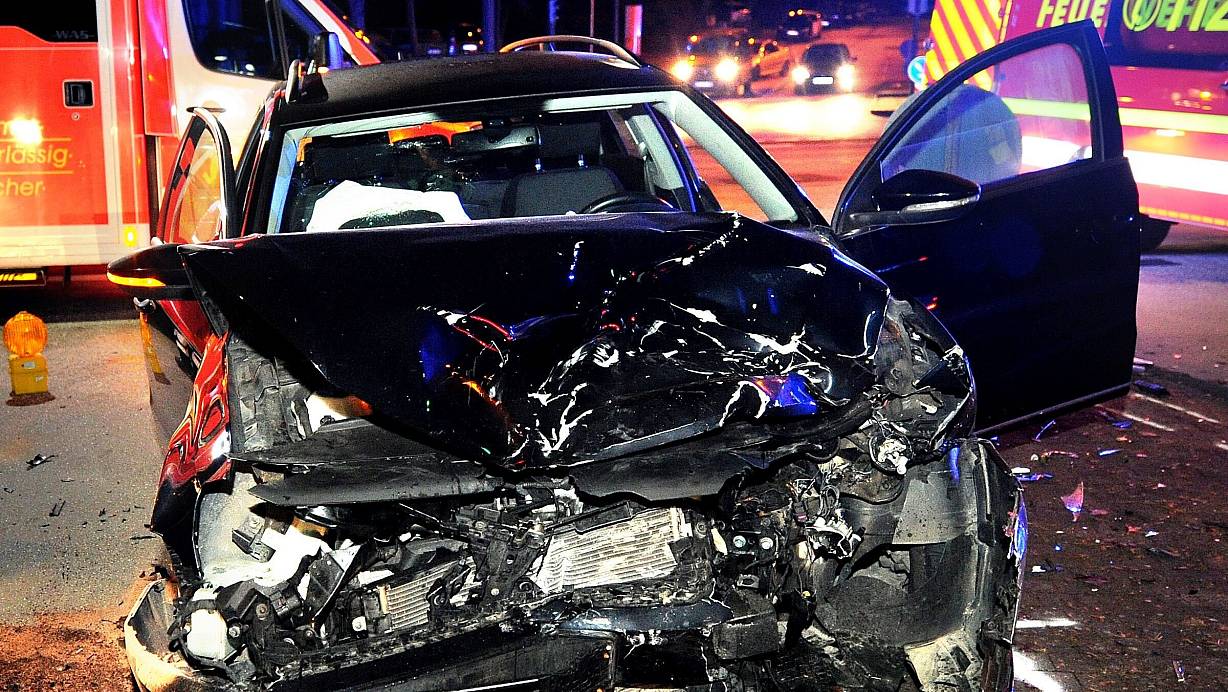 Der Seat blieb schwer beschädigt zurück. Die couragierte Bielefelderin wurde dabei verletzt. | © Symbolfoto: Andreas Frücht