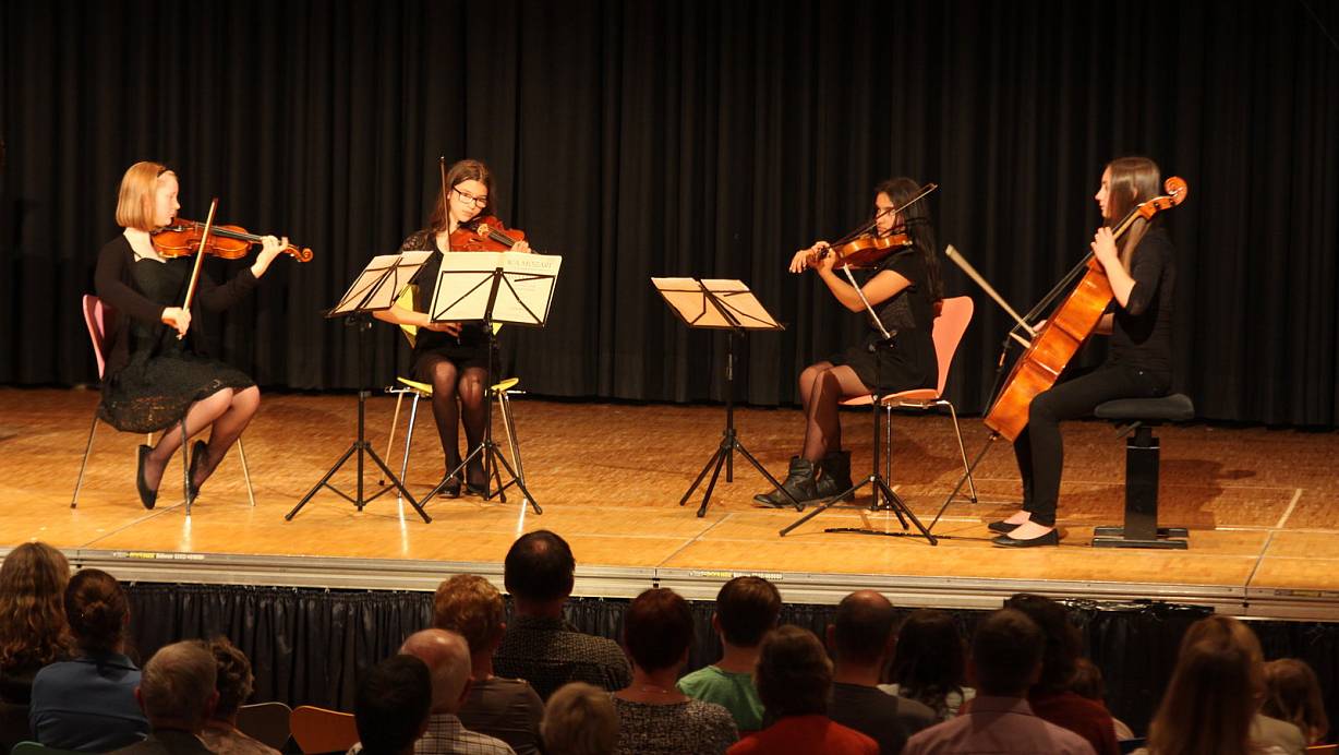 Spielten Mozarts kleine Nachtmusik: Das Streichquartett mit Nele Kappelmann, Tabita Mock, Kiara Köse und Sofie Ronsiek. | © Björn Kenter