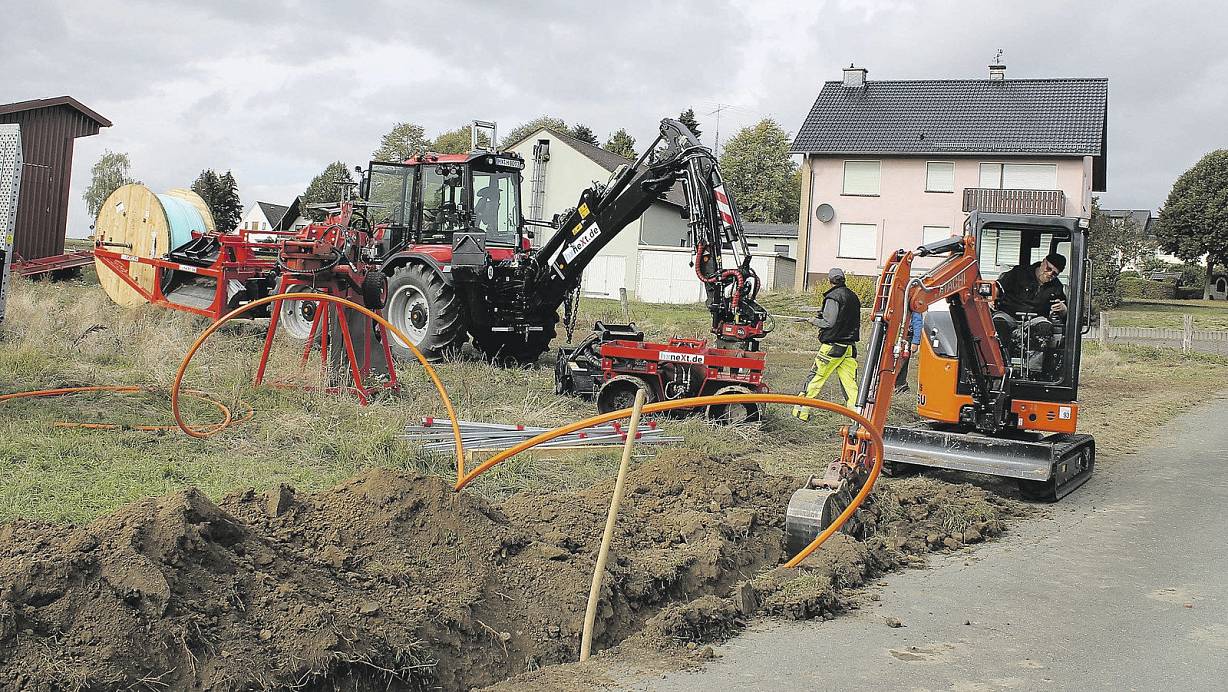 Schneller Kabelpflug: Hier ist das moderne Gefährt der Firma Sewikom bei Auenhausen im Einsatz. Es kann in einem Arbeitsgang die Erde öffnen, das Leerrohr einlegen und sofort wieder alles zuwalzen. Im Vordergrund erkennbar ist der klassische Tiefbau. | © Manuela Puls