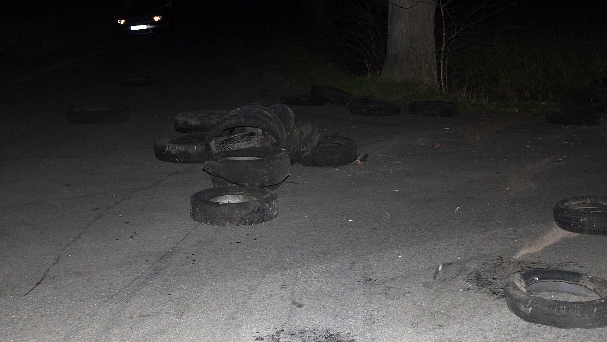 Gefährlich: Unbekannte lagerten eine Vielzahl von Altreifen auf einer unbeleuchteten Kreuzung in Alt-Espelkamp ab. | © Polizei Minden-Lübbecke