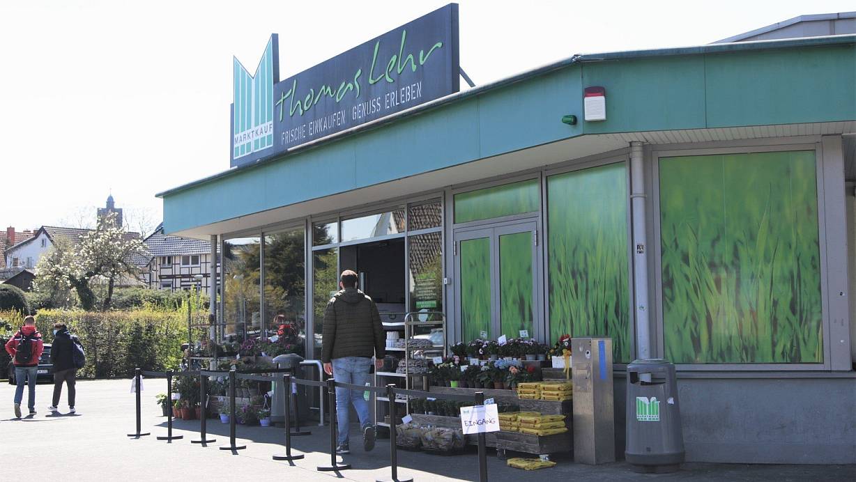 Donnerstag und Freitag wird's mit Blick auf den Feiertag am Samstag vor dem Marktkauf an der Detmolder Straße sicherlich deutlich voller aussehen. | © Jessica Eberle