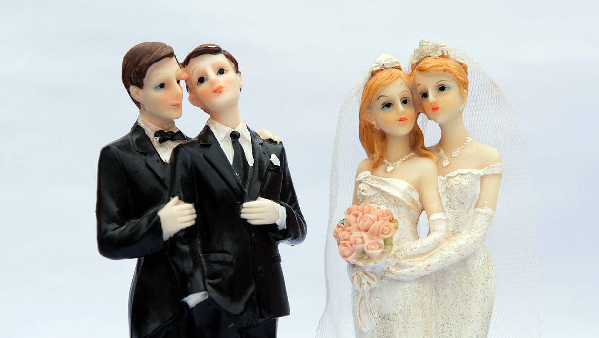 Zwei gleichgeschlechtliche Brautpaare als Tortenfiguren für die Hochzeit. Die Lippische Landeskirche mölchte ab 2020 kirchliche Trauungen für gleichgeschlechtliche Paare anbieten | © picture alliance / ZB