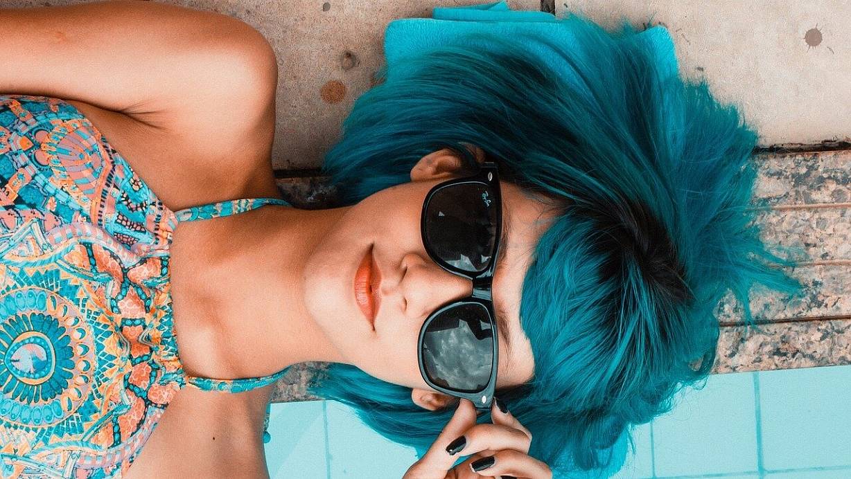 Bunte Haare und Sonnenbrille: Der perfekte Look für die Color-Season-Analyse. | © Pixabay