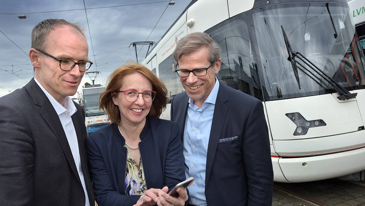 Für 99 Cent durch die Stadt: MoBiel bietet gesponsertes Ticket. Martin Uekmann (v. l.), Cornelia Christian (Stadtwerke) und Axel Walker (NW) probieren das Angebot aus. | © Foto: Barbara Franke