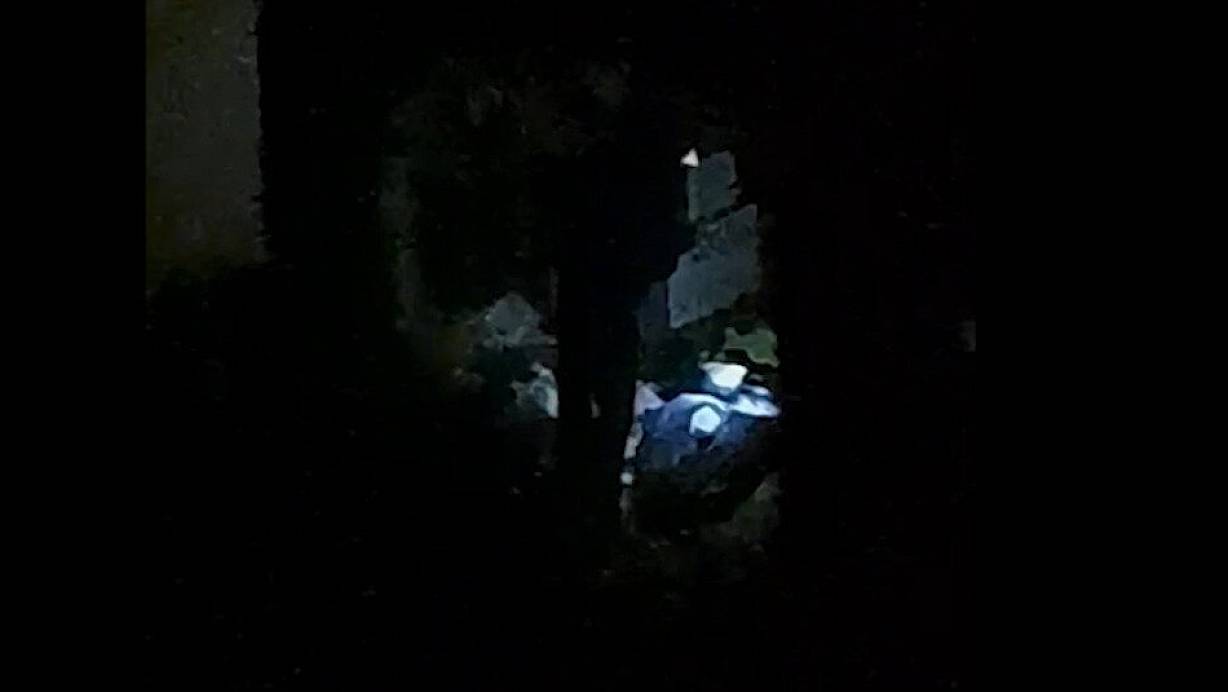 Mitten in der Nacht filmte der Bielefelder Gerald F., was er als das jüngste Phänomen an Altkleidercontainern in Bielefeld-Heepen beschreibt: nächtliche Plünderer, die das Müll-Problem verschlimmern. | © Screenshot NW
