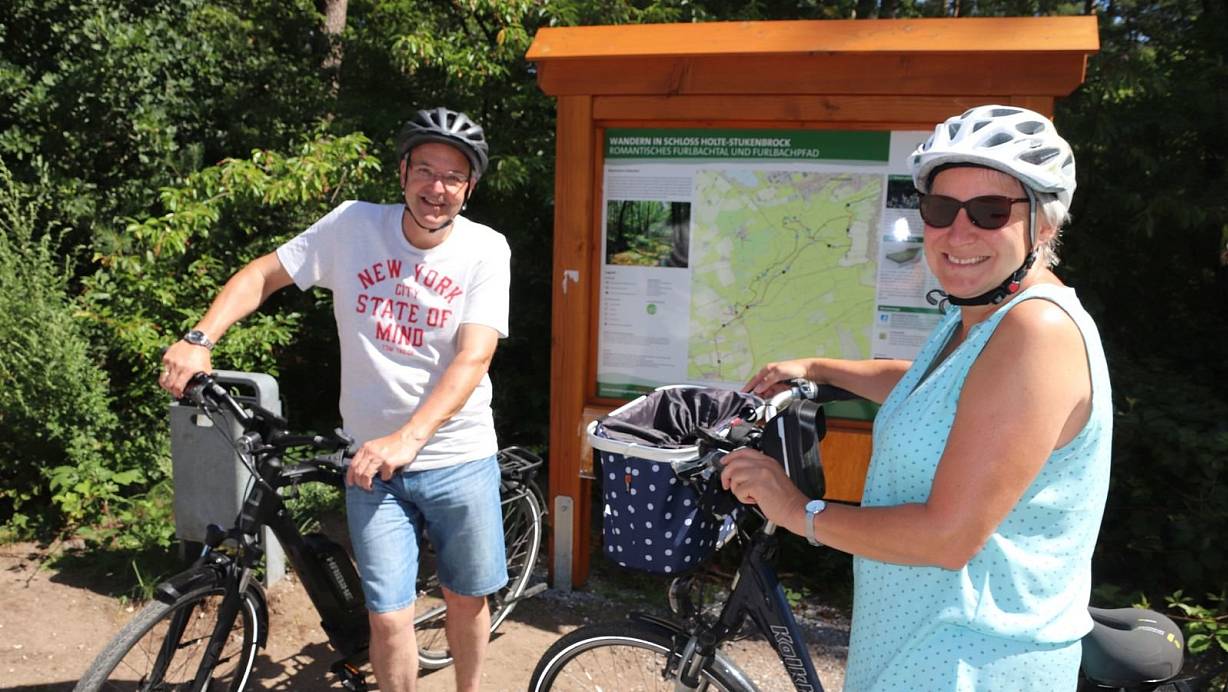 Am Eingang zum Furlbachplatz orientieren sich Ina und Thomas Müsse an der Übersichtskarte, wie sie mit dem Fahrrad wieder nach Detmold gelangen können. | © Knut Dinter