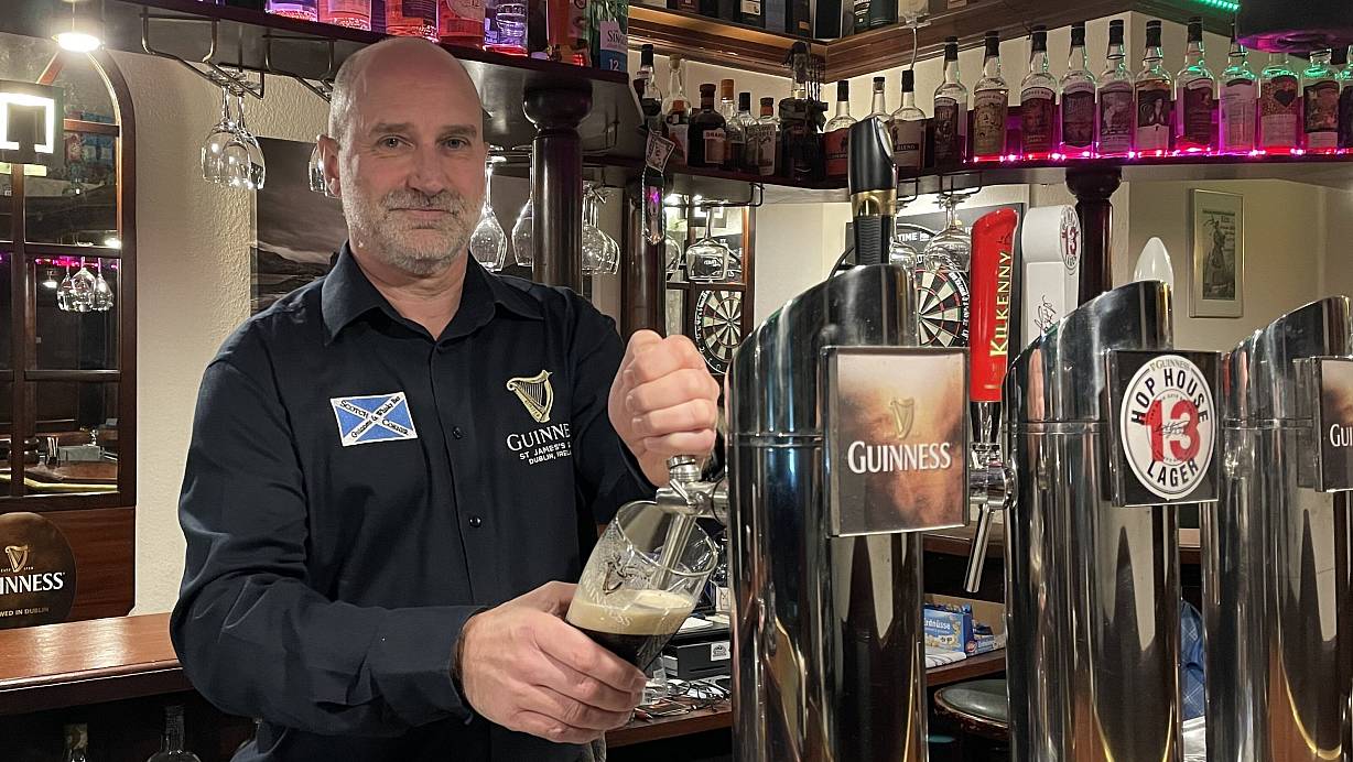 Mike McDonald ist Inhaber der "Scotch Corner Guinness & Whisky Bar". Hier bietet er seinen Gästen eine Auswahl an klassischer britischer und irischer Getränke. Einmal im Monat gibt es zudem Live-Musik. | © Shannon-Lee Bendig