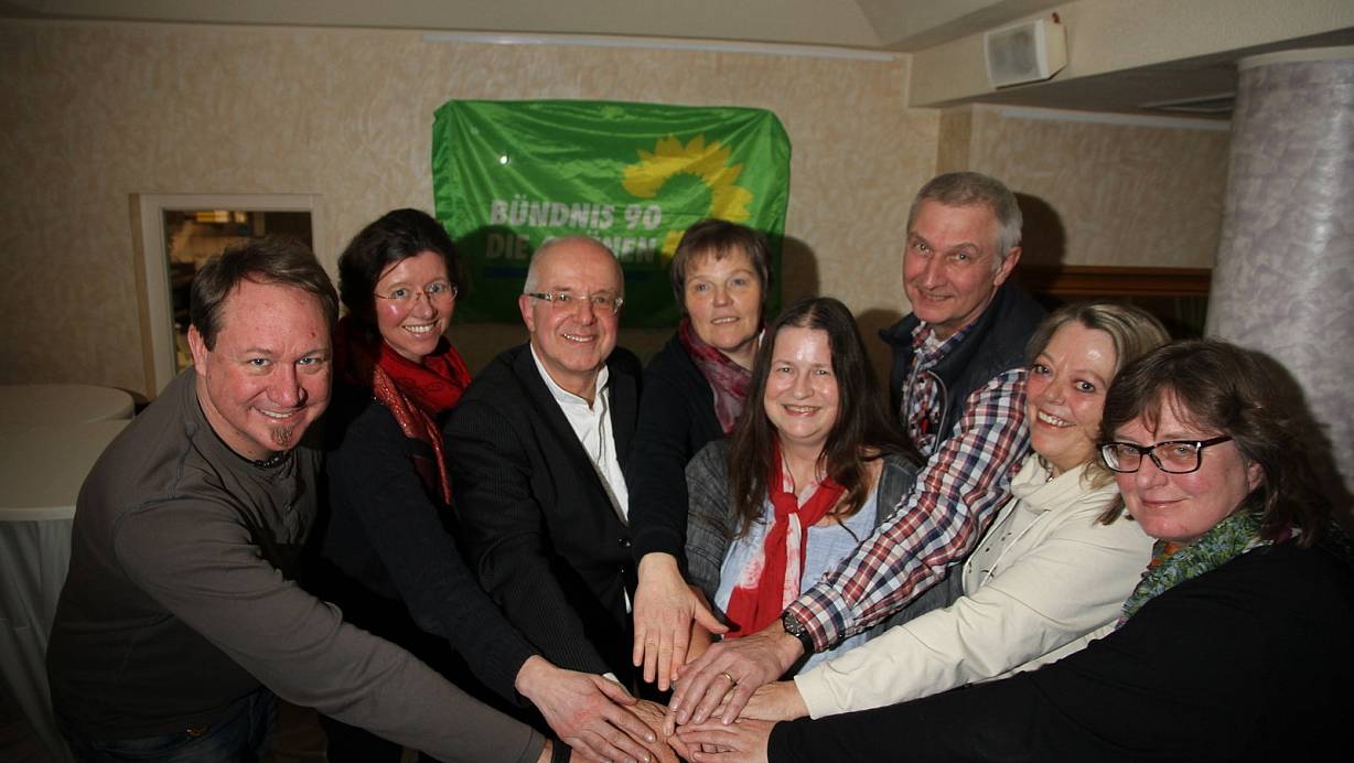 Carsten Birkelbach (Kreisvorstand/v. l.), Elisabeth Niederhöfer (Beisitzerin), Michael Hahn (Vorsitzender), Elisabeth Drohlshagen (Beisitzerin), Mathia Dubberke (Vorsitzende), Michael Hannes (Beisitzer), Sonja Legatt (Beisitzerin) und Norika Creuzmann (Kreisvorsitzende) bei der Gründung des Stadtverbands. | © Johannes Büttner