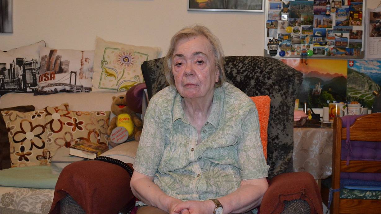 Erika Wisker ist 74 Jahre alt und wohnt in Warburg. Sie sagt, sie sei poltisch nicht interessiert und gegen ihren Willen auf der Liste der AfD-Kandidaten gelandet. | © Nicole Niemann