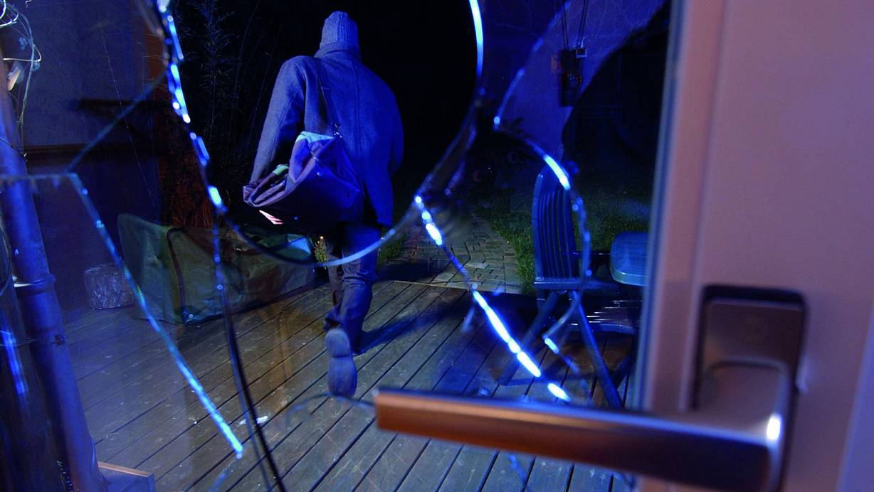 Ein Dieb kommt auf diesem Symbolbild unerkannt davon. Im vergangenen Sommer verübte eine litauische Bande im Kreisgebiet 30 Einbrüche – allein elf in Bad Oeynhausen. | © www.nicht-bei-mir.de