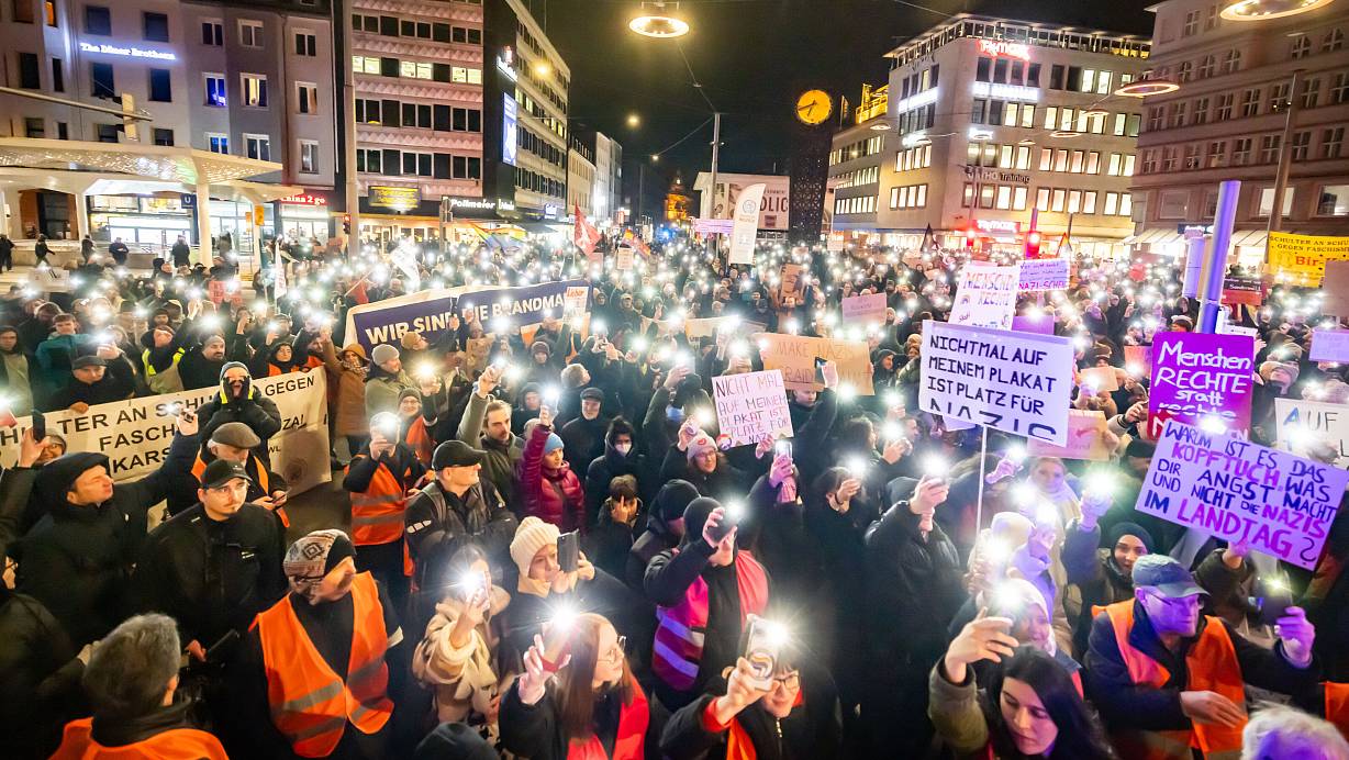 Mit mehreren großen Demonstrationen ist in den vergangenen Monaten in Bielefeld vor der "Gefahr von Rechtsaußen" gewarnt worden. Keine Stimme für die extreme Rechte“. Wie die jetzt für Freitag unter dem Motto "Wir sind das Stadtbild" geplante Demo wurden die Proteste maßgeblich vom Bielefelder Bündnis gegen Rechts organisiert. | © Sarah Jonek