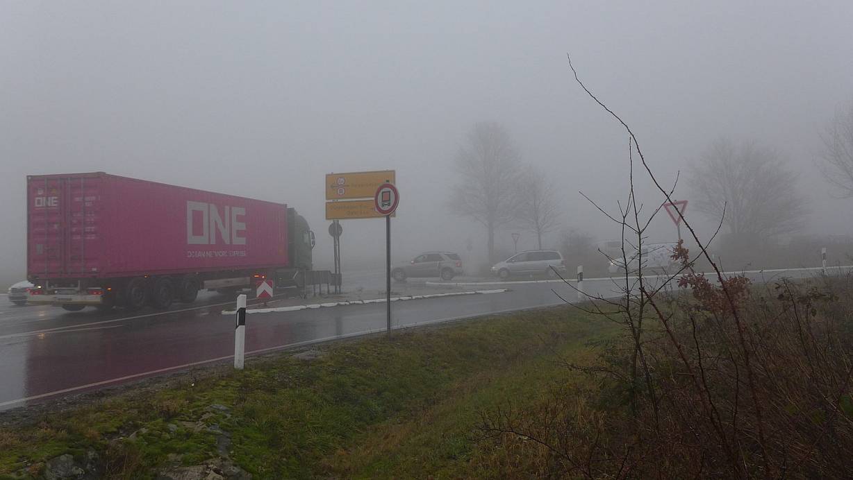 Die Kreuzung von B 64 und K 1 zwischen Neuenbeken und Dahl gilt als Gefahrenschwerpunkt nicht nur bei Nebel. Deshalb soll dort eine Ampelanlage errichtet werden. | © Hans-Hermann Igges