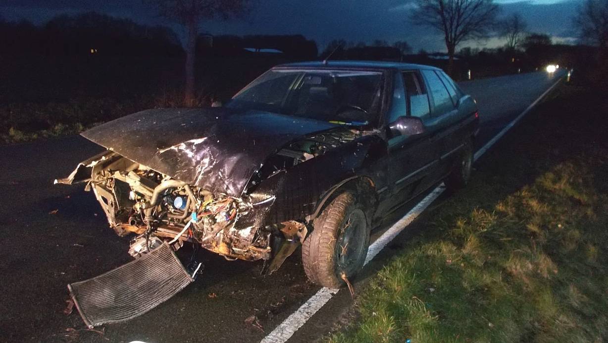 Straßenglätte: In Wehdem war am Morgen eine Frau auf der Rahdener Straße mit ihrem Citroen gegen einen Baum geprallt. | © Polizei Minden-Lübbecke