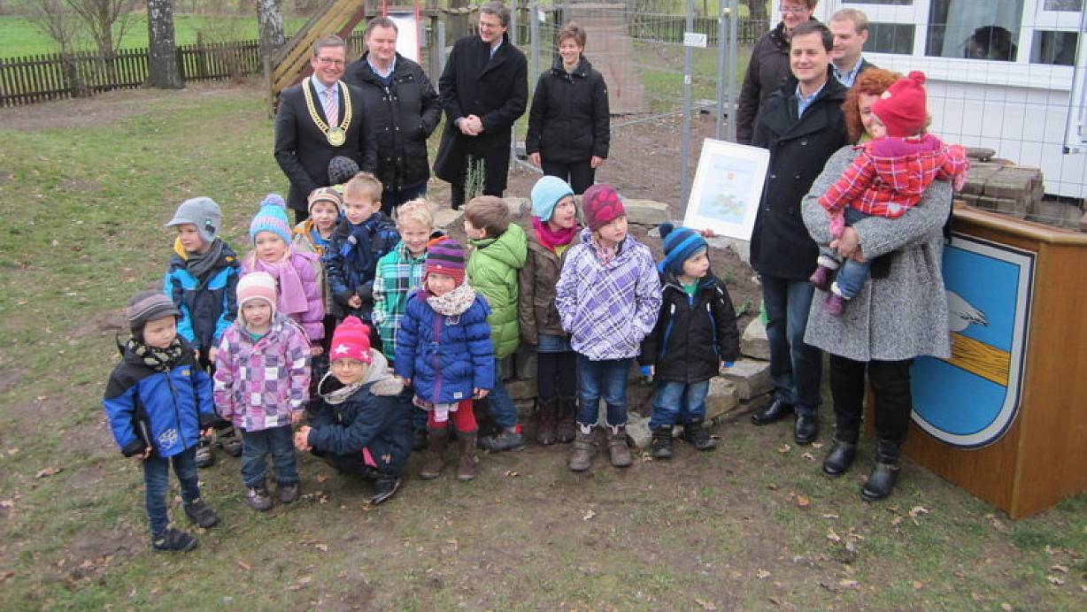 Bürgermeister Michael Dreier (hinten v. l.), Ortsvorsteher Schwelle Christian Heber, Frank Eikel (RWE), Mitglieder des Elternbeirats: Christina Heber, Anja Ottensmeier, Dirk Eickmeier u. Olaf Engels (1. Vorsitzender); ganz rechts Kita Leitung Stefanie Timmermann. | © FOTO: KIGA