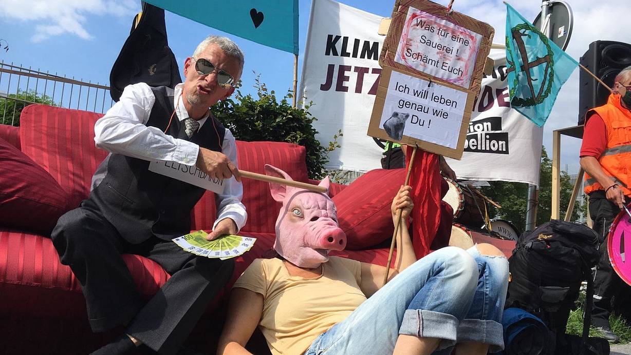 Die Standorte des Tönnies-Konzerns sind immer wieder Ziel von Protestaktionen, wie hier in Rheda-Wiedenbrück in Zeiten von Corona. | © Andreas Frücht