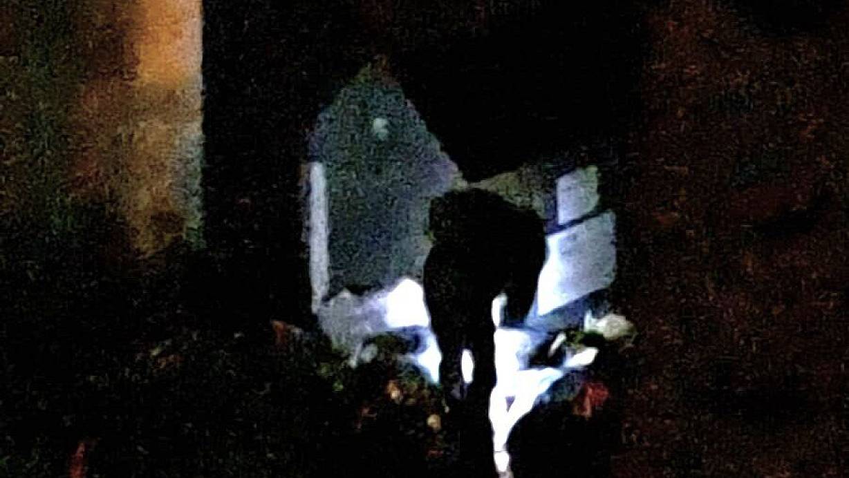 Mitten in der Nacht filmte der Bielefelder Gerald F., was er als das jüngste Phänomen an Altkleidercontainern in Bielefeld-Heepen beschreibt: nächtliche Plünderer, die das Müll-Problem verschlimmern. | © Screenshot: NW