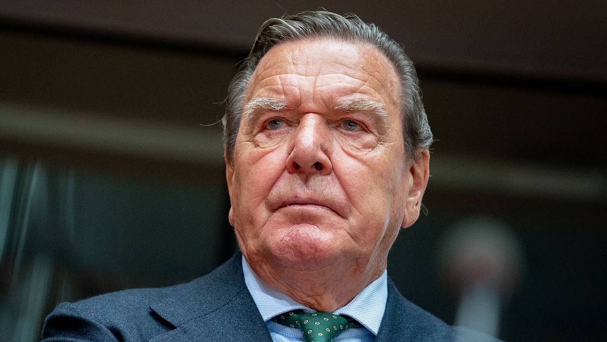 Altkanzler Gerhard Schröder ist seit seiner Kanzlerschaft mit dem russischen Präsidenten Wladimir Putin befreundet. | © Kay Nietfeld/dpa