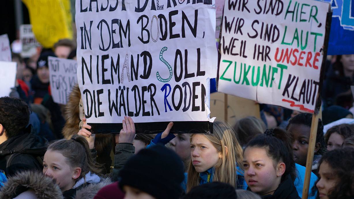 FridayForFuture-Demo vor dem Bielefelder Rathaus: Mehr als 500 Jugendliche streikten f&uuml;r mehr Anstrengungen zum Schutz des Weltklimas. | &copy; Dennis Angenendt