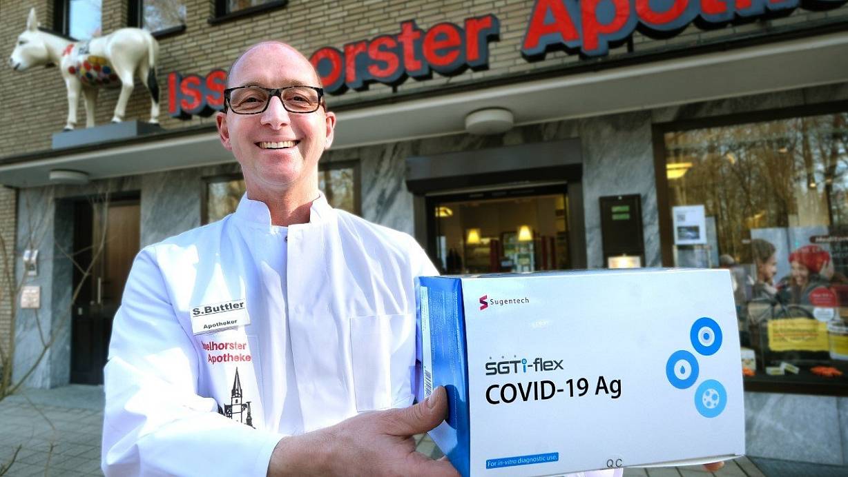 Sven Buttler mit einem Schnelltest-Set - allerdings nur für geschultes Personal geeignet. Die Selbsttests für Laien hat der Isselhorster Apotheker gerade erst bestellt. | © Andreas Frücht