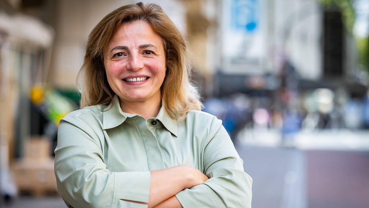 Melahat Barlak vom BIG (Bündnis für Innovation und Gerechtigkeit) zeigt sich als selbstbewusste OB-Kandidatin. | © Sarah Jonek