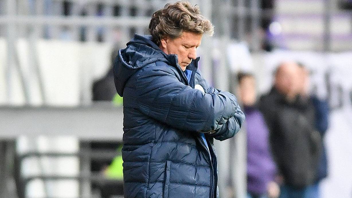 Zufrieden sieht anders aus: Arminia-Trainer Saibene nach dem 1:1 gegen Aue. | © Christian Weische