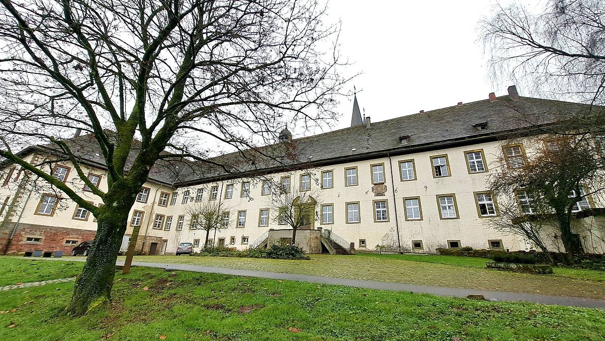 Auf dem Gesamtareal der Abtei Marienmünster sind aktuell große Gebäudeteile ungenutzt - das soll sich bald ändern. Für das einstige Benediktiner-Kloster gibt's viele Ideen. | © Madita Schellenberg